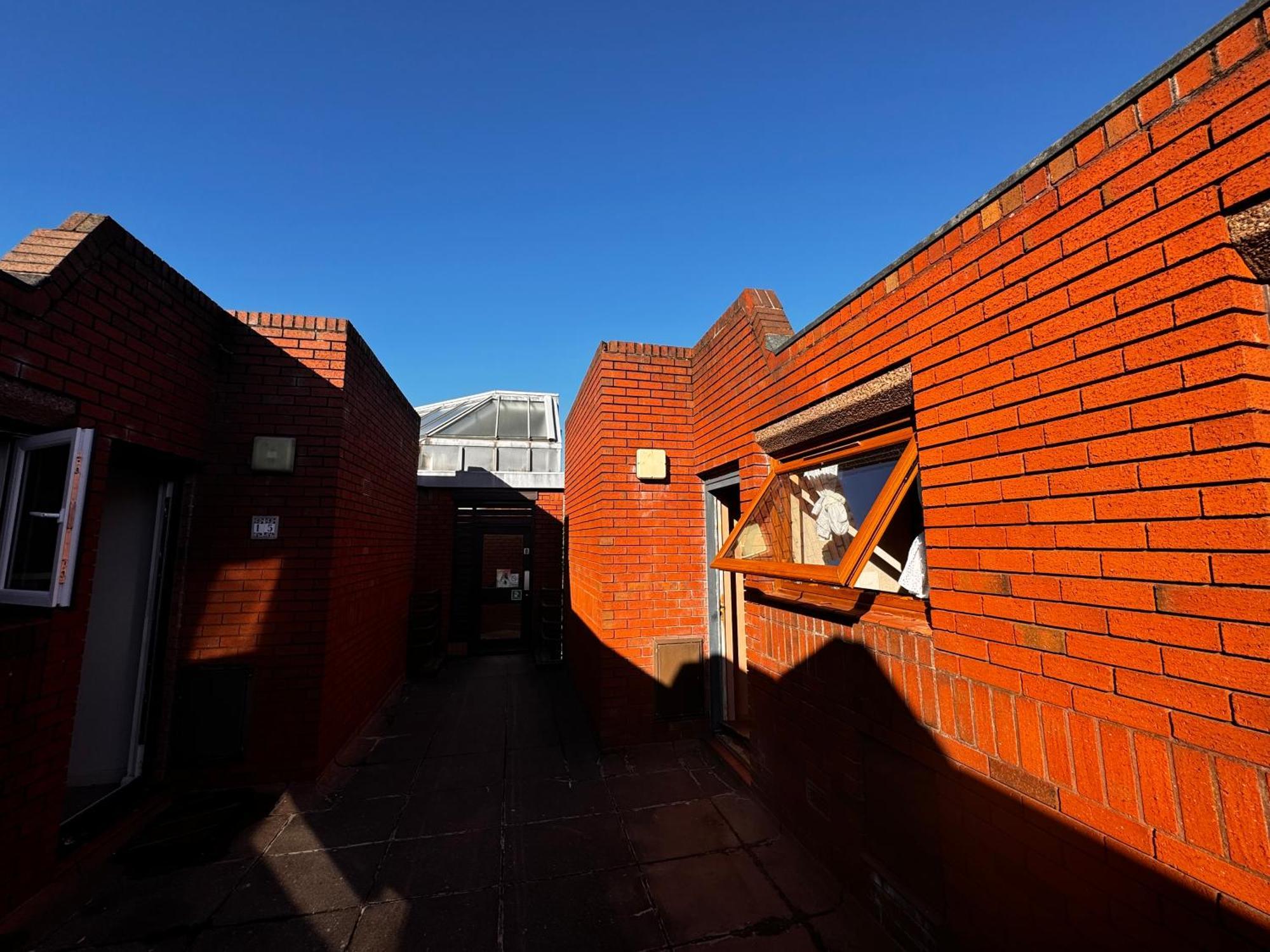 Two-bedroom Flat Close To Uni & Shopping Center With Free Parking Apartment